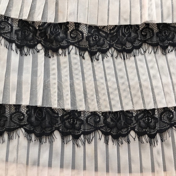 Designer party pleated lace mini skirt - Picture 2 of 6